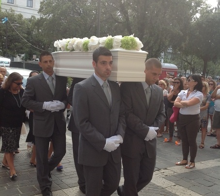 Pescara: l'arrivo della bara di Maxim Maravalle nella Chiesa del Sacro Cuore di Gesù per il funerale