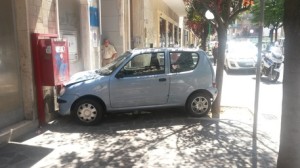 Pescara: auto contro muro tra albero e palo per una manovra sbagliata