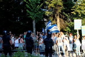 Proteste fuori