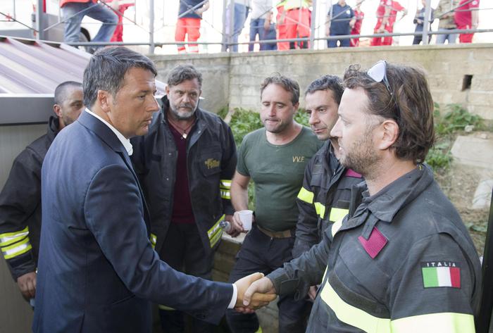 Italian premier Matteo Renzi meets some rescuers in Amatrice central Italy 24th august 2016. ANSA CHIGI PALACE PRESS OFFICE-TIBERIO BARCHIELLI +++EDITORIAL USE ONLY- NO SALES