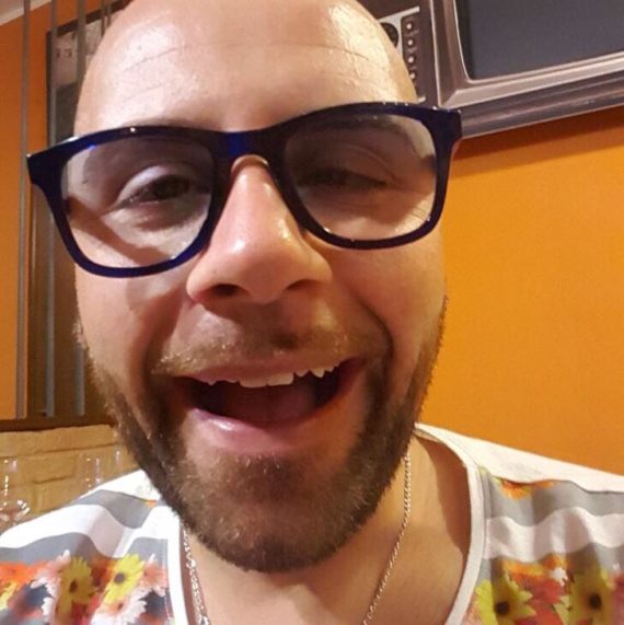 Prende una buca e si schianata contro il guard-rail, motociclista 40enne muore sul colpo Prende una buca e si schianata contro il guard-rail, motociclista 40enne muore sul colpo