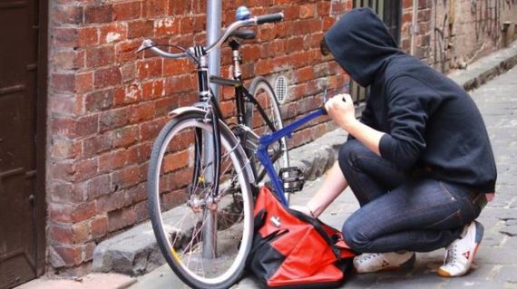 Rubano la bici di notte ma vengono fermati da un poliziotto fuori servizio, in manette un 40enne ligure Rubano la bici di notte ma vengono fermati da un poliziotto fuori servizio, in manette un 40enne ligure