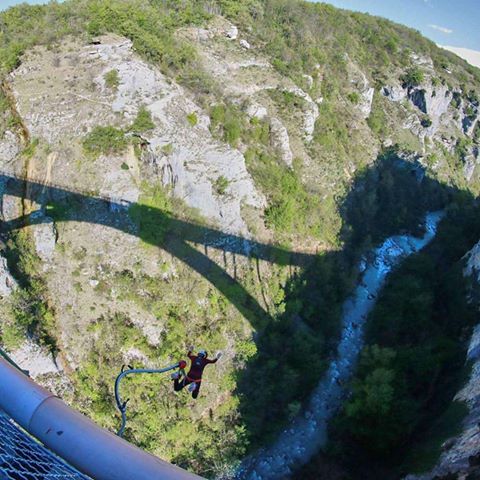 E In Abruzzo Il Ponte Piu Alto Per Il Bungee Jumping Una Scarica D Adrenalina In Uno Scenario Da Favola Abruzzolive