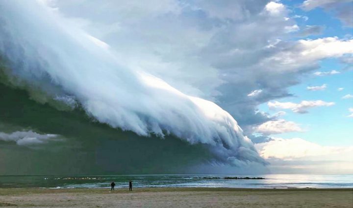 L'été à Cielo Grande Nube minacciosa a Pescara, l’eco dell’onda anomala del cielo giunge in
