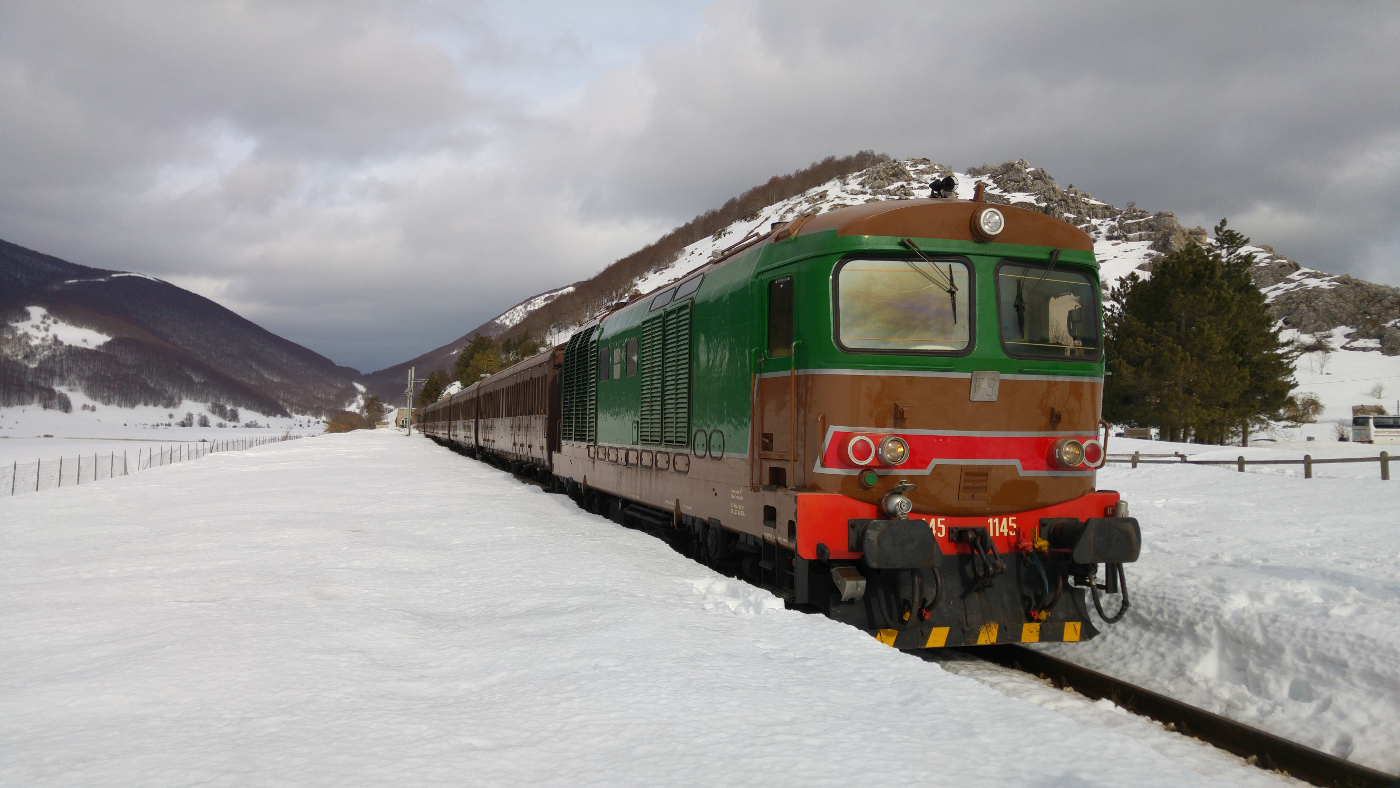 Mercatini Natale Abruzzo.Tornano I Viaggi A Bordo Dello Storico Treno Della Transiberiana D Italia In Occasione Dei Mercatini Di Natale Ecco Il Programma Abruzzolive